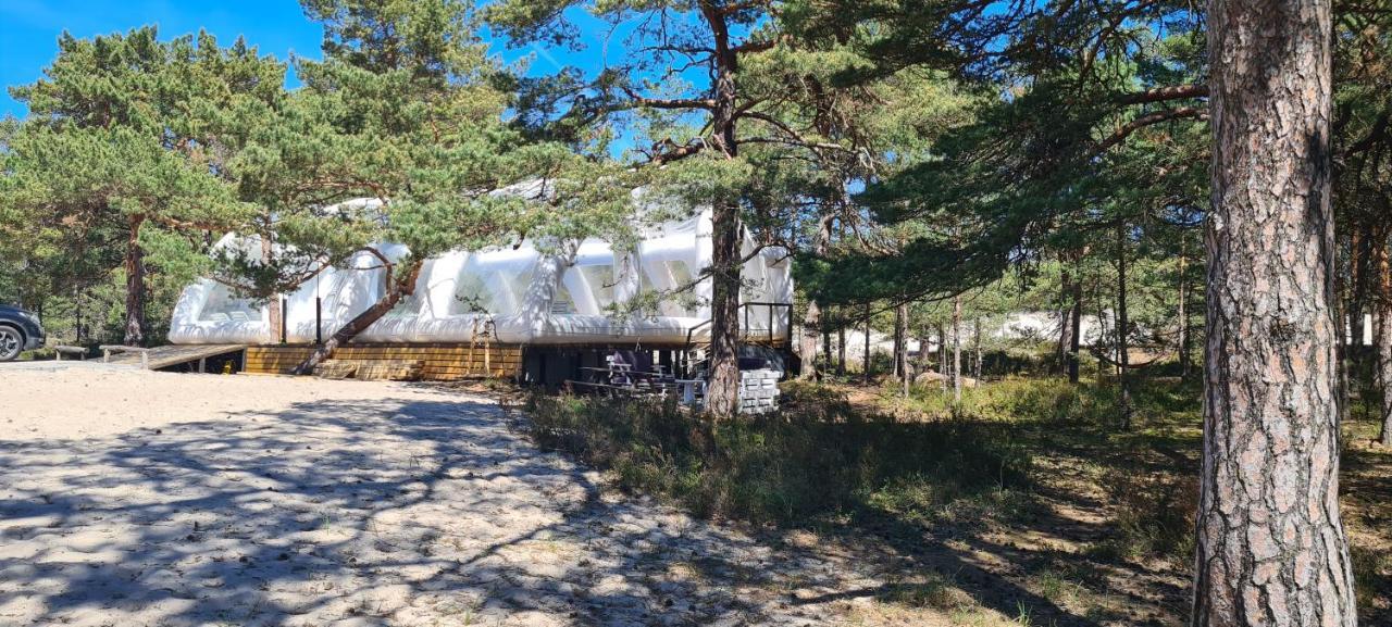 SUB HEL. Budżetowe pokoje w domu z basenem. Wokół domu tylko natura. Balkon zbyteczny. Exterior foto